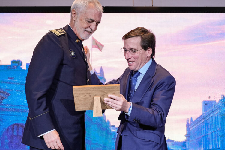 ASELF EN EL HOMENAJE A BOMBEROS CON MÁS DE 40 AÑOS DE SERVICIO EN EL AYUNTAMIENTO DE MADRID